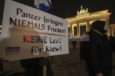 Protestmahnwache vor der US-Botschaft in Berlin <i>Bild  72084 Denner</i> / <a href=/confor2/?bld=72084&pst=72079&aid=86>Anfrage <strong>Download</strong></a> / 