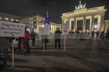 Protestmahnwache vor der US-Botschaft in Berlin <i>Bild 72081 Denner</i><br><a href=/confor2/?bld=72081&pst=72079&aid=86>Download (Anfrage)</a>  /  <a href=/?page_id=72079#jig2>zur Galerie</a>