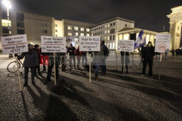 Protestmahnwache vor der US-Botschaft in Berlin <i>Bild 72085 Denner</i><br><a href=/confor2/?bld=72085&pst=72079&aid=86>Download (Anfrage)</a>  /  <a href=/?page_id=72079#jig2>zur Galerie</a>