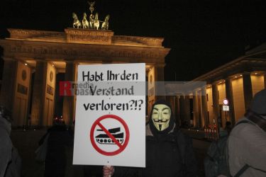 Protestmahnwache vor der US-Botschaft in Berlin <i>Bild Denner/R-mediabase</i> <br><a href=/confor2/?bld=72083&pst=72079&aid=86&dc=1942&i1=Denner/R-mediabase>Anfrage Download Bild 72083</a>  <a href=/wp-admin/post.php?post=72083&action=edit> / Edit</a><br><a href=/?p=72079>Zum Beitrag 72079</a>