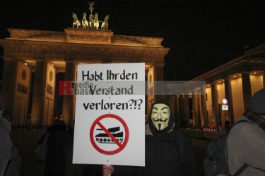 Protestmahnwache vor der US-Botschaft in Berlin <i>Bild  72083 Denner</i> / <a href=/confor2/?bld=72083&pst=72079&aid=86>Anfrage <strong>Download</strong></a> / 