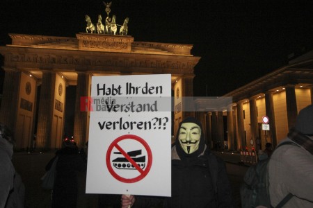 Protestmahnwache vor der US-Botschaft in Berlin <i>Bild 72083 Denner</i><br><a href=/email-download/?bld=72083><strong>DirektDownload</strong></a>