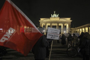Protestmahnwache vor der US-Botschaft in Berlin <i>Bild  72087 Denner</i> / <a href=/confor2/?bld=72087&pst=72079&aid=86>Anfrage <strong>Download</strong></a> / 