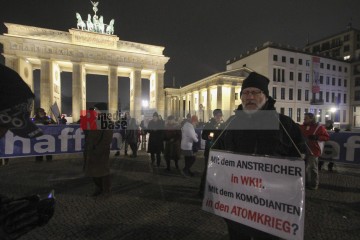 Protestmahnwache vor der US-Botschaft in Berlin <i>Bild 72088 Denner</i><br><a href=/confor2/?bld=72088&pst=72079&aid=86>Download (Anfrage)</a>  /  <a href=/?page_id=72079#jig2>zur Galerie</a>