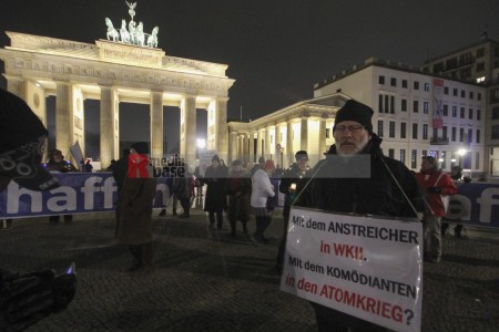 Protestmahnwache vor der US-Botschaft in Berlin <i>Bild 72088 Denner</i><br><a href=/email-download/?bld=72088><strong>DirektDownload</strong></a>