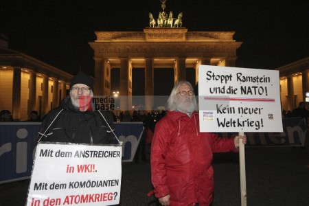 Protestmahnwache vor der US-Botschaft in Berlin <i>Bild 72089 Denner</i><br><a href=/email-download/?bld=72089><strong>DirektDownload</strong></a>