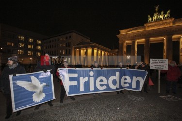 Protestmahnwache vor der US-Botschaft in Berlin <i>Bild  72090 Denner</i> / <a href=/confor2/?bld=72090&pst=72079&aid=86>Anfrage <strong>Download</strong></a> / 