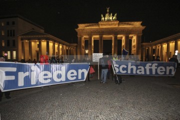 Protestmahnwache vor der US-Botschaft in Berlin <i>Bild 72092 Denner</i><br><a href=/confor2/?bld=72092&pst=72079&aid=86>Download (Anfrage)</a>  /  <a href=/?page_id=72079#jig2>zur Galerie</a>