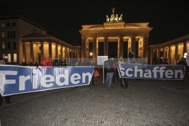 Protestmahnwache vor der US-Botschaft in Berlin <i>Bild  72092 Denner</i> / <a href=/confor2/?bld=72092&pst=72079&aid=86>Anfrage <strong>Download</strong></a> / 
