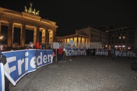Protestmahnwache vor der US-Botschaft in Berlin <i>Bild 72093 Denner</i><br><a href=/email-download/?bld=72093><strong>DirektDownload</strong></a>