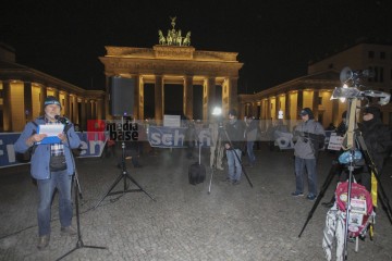 Protestmahnwache vor der US-Botschaft in Berlin <i>Bild 72094 Denner</i><br><a href=/confor2/?bld=72094&pst=72079&aid=86>Download (Anfrage)</a>  /  <a href=/?page_id=72079#jig2>zur Galerie</a>