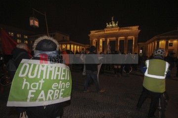 Protestmahnwache vor der US-Botschaft in Berlin <i>Bild 72095 Denner</i><br><a href=/confor2/?bld=72095&pst=72079&aid=86>Download (Anfrage)</a>  /  <a href=/?page_id=72079#jig2>zur Galerie</a>