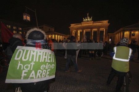 Protestmahnwache vor der US-Botschaft in Berlin <i>Bild 72095 Denner</i><br><a href=/email-download/?bld=72095><strong>DirektDownload</strong></a>