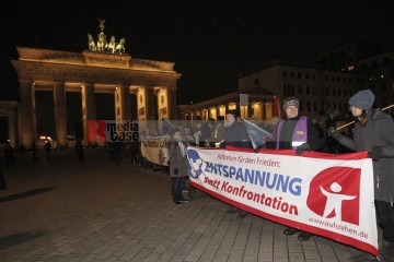 Protestmahnwache vor der US-Botschaft in Berlin <i>Bild 72096 Denner</i><br><a href=/confor2/?bld=72096&pst=72079&aid=86>Download (Anfrage)</a>  /  <a href=/?page_id=72079#jig2>zur Galerie</a>