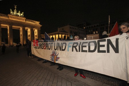 Protestmahnwache vor der US-Botschaft in Berlin <i>Bild 72097 Denner</i><br><a href=/email-download/?bld=72097><strong>DirektDownload</strong></a>