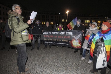 Protestmahnwache vor der US-Botschaft in Berlin <i>Bild 72098 Denner</i><br><a href=/email-download/?bld=72098><strong>DirektDownload</strong></a>