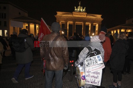 Protestmahnwache vor der US-Botschaft in Berlin <i>Bild 72099 Denner</i><br><a href=/email-download/?bld=72099><strong>DirektDownload</strong></a>