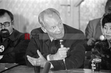 Willy Brandt <i>Uwe Bitzel 70732 jovofoto</i> / <a href=/confor2/?bld=70732&pst=70710&aid=23>Anfrage <strong>Download</strong></a> / 