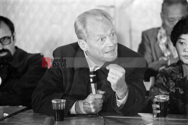 Willy Brandt <i>Uwe Bitzel 70733 jovofoto</i> / <a href=/confor2/?bld=70733&pst=70710&aid=23>Anfrage <strong>Download</strong></a> / 