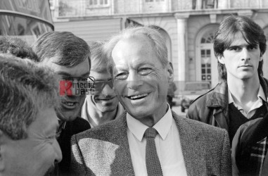 Willy Brandt <i>Uwe Bitzel 70738 jovofoto</i> / <a href=/confor2/?bld=70738&pst=70710&aid=23>Anfrage <strong>Download</strong></a> / 