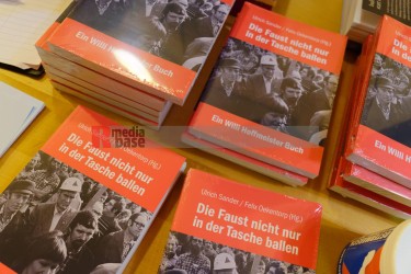 Friedensforum Dortmund stellt Buch über Willi Hoffmeister vor <i>Bild  71906 Bitzel</i> / <a href=/confor2/?bld=71906&pst=71904&aid=70>Anfrage <strong>Download</strong></a> / 