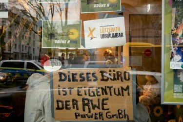 Besetzung der Parteizentrale der Grünen in Düsseldorf <i>Bild  71099 Christoph Schnuell</i> / <a href=/confor2/?bld=71099&pst=71090&aid=598>Anfrage <strong>Download</strong></a> / 