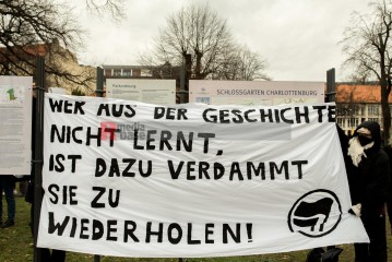 Proteste gegen AfD-Kundgebung in Charlottenburg <i>Bild 72282 Christian Schneider</i><br><a href=/confor2/?bld=72282&pst=72228&aid=615>Download (Anfrage)</a>  /  <a href=/?page_id=72228#jig2>zur Galerie</a>