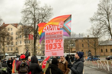 Proteste gegen AfD-Kundgebung in Charlottenburg <i>Bild 72284 Christian Schneider</i><br><a href=/confor2/?bld=72284&pst=72228&aid=615>Download (Anfrage)</a>  /  <a href=/?page_id=72228#jig2>zur Galerie</a>