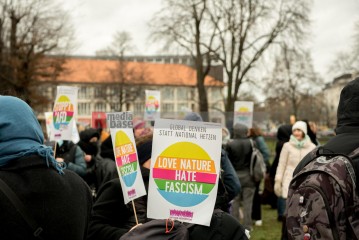 Proteste gegen AfD-Kundgebung in Charlottenburg <i>Bild 72286 Christian Schneider</i><br><a href=/confor2/?bld=72286&pst=72228&aid=615>Download (Anfrage)</a>  /  <a href=/?page_id=72228#jig2>zur Galerie</a>