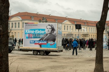 Proteste gegen AfD-Kundgebung in Charlottenburg <i>Bild 72290 Christian Schneider</i><br><a href=/confor2/?bld=72290&pst=72228&aid=615>Download (Anfrage)</a>  /  <a href=/?page_id=72228#jig2>zur Galerie</a>