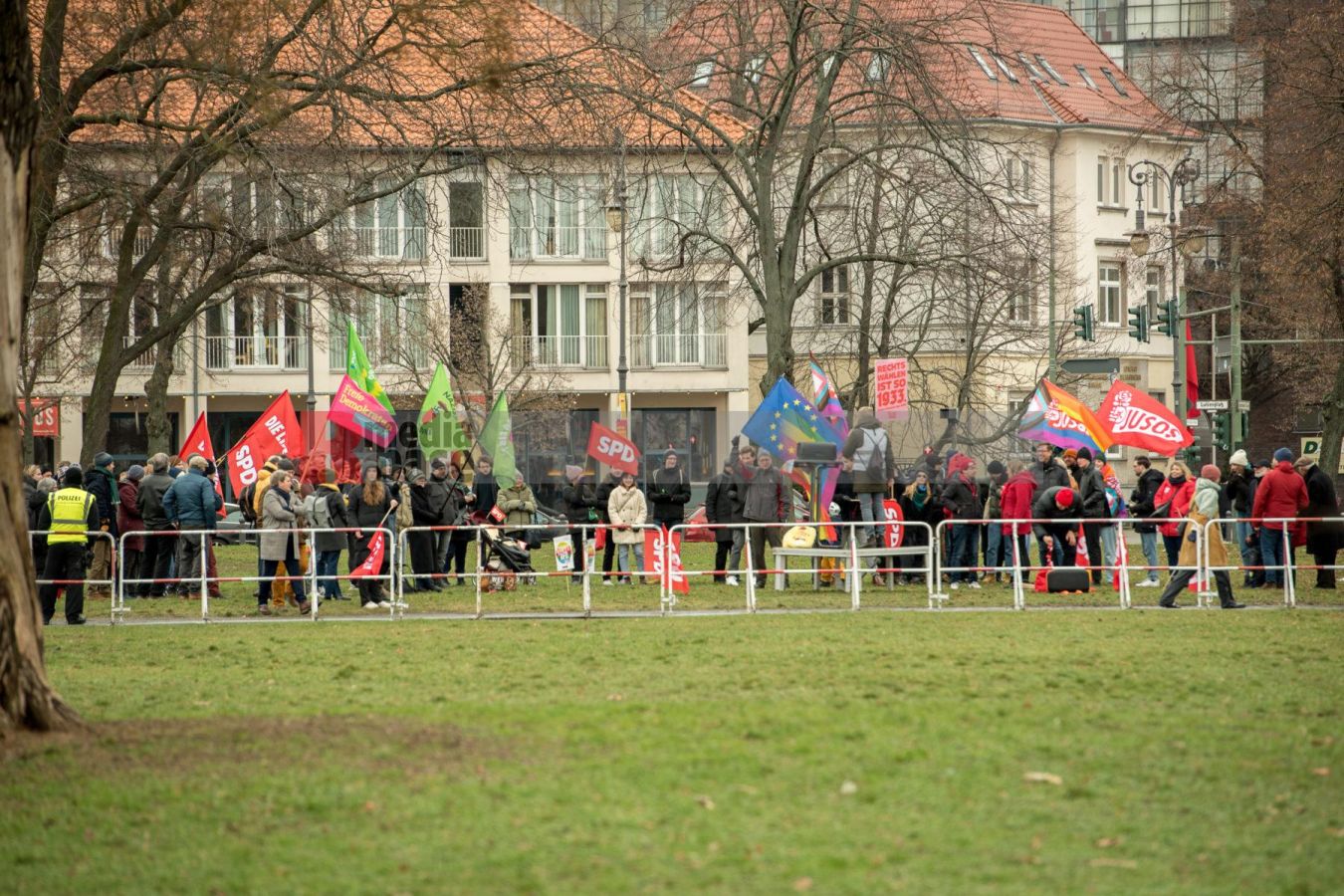 Proteste gegen AfD-Kundgebung in Charlottenburg <i>Bild Christian Schneider/R-mediabase</i> <br><a href=/confor2/?bld=72294&pst=72228&aid=615&dc=1106&i1=Christian%20Schneider/R-mediabase>Anfrage Download Bild 72294</a>  <a href=/wp-admin/post.php?post=72294&action=edit> / Edit</a><br><a href=/?p=72228>Zum Beitrag 72228</a>