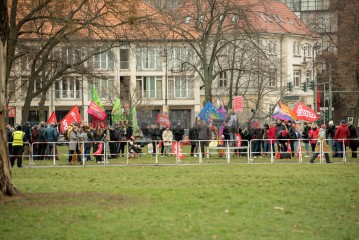 Proteste gegen AfD-Kundgebung in Charlottenburg <i>Bild 72294 Christian Schneider</i><br><a href=/confor2/?bld=72294&pst=72228&aid=615>Download (Anfrage)</a>  /  <a href=/?page_id=72228#jig2>zur Galerie</a>