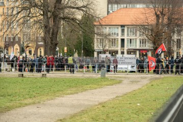 Proteste gegen AfD-Kundgebung in Charlottenburg <i>Bild 72295 Christian Schneider</i><br><a href=/confor2/?bld=72295&pst=72228&aid=615>Download (Anfrage)</a>  /  <a href=/?page_id=72228#jig2>zur Galerie</a>