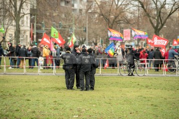 Proteste gegen AfD-Kundgebung in Charlottenburg <i>Bild 72299 Christian Schneider</i><br><a href=/confor2/?bld=72299&pst=72228&aid=615>Download (Anfrage)</a>  /  <a href=/?page_id=72228#jig2>zur Galerie</a>