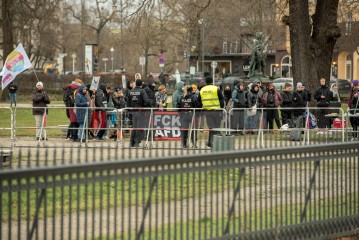 Proteste gegen AfD-Kundgebung in Charlottenburg <i>Bild 72281 Christian Schneider</i><br><a href=/confor2/?bld=72281&pst=72228&aid=615>Download (Anfrage)</a>  /  <a href=/?page_id=72228#jig2>zur Galerie</a>