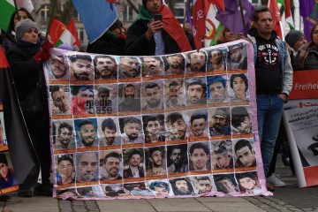 Frau, Leben, Freiheit - Demo 28.01.2023 in Köln | Manuela Hillekamps | <a href=/confor2/?bld=72563&t=d&pst=72551&aid=613&dc=1455&i1=Manuela%20Hillekamps><strong>Download Bild 72563...</strong></a> |