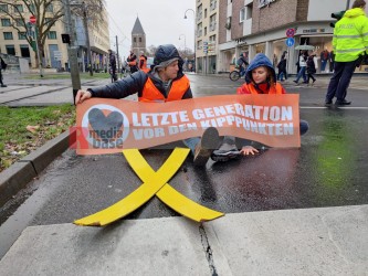 Letzte Generation solidarisch mit Kampf um Lützerath <i>Bild  71201 Anton Ilai Detailreich</i> / <a href=/confor2/?bld=71201&pst=71174&aid=586>Anfrage <strong>Download</strong></a> / 