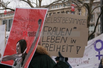 Frau, Leben, Freiheit - Demo 28.01.2023 in Köln | Manuela Hillekamps | <a href=/confor2/?bld=72577&t=d&pst=72551&aid=613&dc=1513&i1=Manuela%20Hillekamps><strong>Download Bild 72577...</strong></a> |