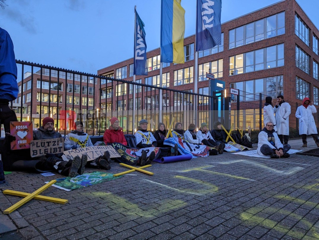 Klimaaktivisti ketten sich an Werkstor von RWE in Essen <i>Bild 72017 Anton Ilai Detailreich</i><br>