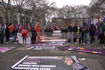 Frau, Leben, Freiheit - Demo 28.01.2023 in Köln | Manuela Hillekamps | <a href=/confor2/?bld=72582&t=d&pst=72551&aid=613&dc=1442&i1=Manuela%20Hillekamps><strong>Download Bild 72582...</strong></a> |