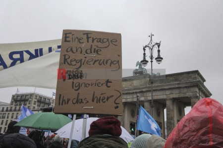 Aufstand für den Frieden - 25.2.2023 in Berlin <i>Bild 73855 Denner</i><br><a href=/email-download/?bld=73855><strong>DirektDownload</strong></a>