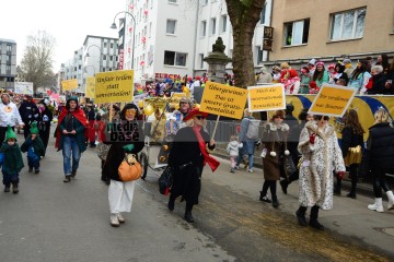 Rosenmontag in Köln mit den Pappnasen Rot-Schwarz | Slawiczek/R-mediabase / R-mediabase | <a href=/confor2/?bld=73480&t=d&pst=73478&aid=20&dc=1024&i1=Slawiczek/R-mediabase%20/%20R-mediabase><strong>Download Bild 73480...</strong></a>  |