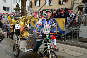 Rosenmontag in Köln mit den Pappnasen Rot-Schwarz | Slawiczek/R-mediabase / R-mediabase | <a href=/confor2/?bld=73488&t=d&pst=73478&aid=20&dc=1024&i1=Slawiczek/R-mediabase%20/%20R-mediabase><strong>Download Bild 73488...</strong></a>  |