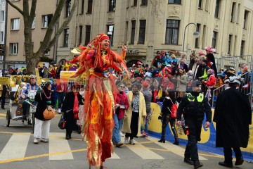Rosenmontag in Köln mit den Pappnasen Rot-Schwarz | Slawiczek/R-mediabase / R-mediabase | <a href=/confor2/?bld=73483&t=d&pst=73478&aid=20&dc=1025&i1=Slawiczek/R-mediabase%20/%20R-mediabase><strong>Download Bild 73483...</strong></a>  |