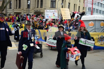Rosenmontag in Köln mit den Pappnasen Rot-Schwarz | Slawiczek/R-mediabase / R-mediabase | <a href=/confor2/?bld=73481&t=d&pst=73478&aid=20&dc=1026&i1=Slawiczek/R-mediabase%20/%20R-mediabase><strong>Download Bild 73481...</strong></a>  |