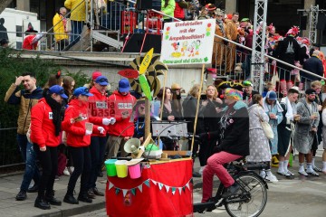 Rosenmontag in Köln mit den Pappnasen Rot-Schwarz | Slawiczek/R-mediabase / R-mediabase | <a href=/confor2/?bld=73487&t=d&pst=73478&aid=20&dc=1028&i1=Slawiczek/R-mediabase%20/%20R-mediabase><strong>Download Bild 73487...</strong></a>  |