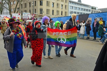 Rosenmontag in Köln mit den Pappnasen Rot-Schwarz | Slawiczek/R-mediabase / R-mediabase | <a href=/confor2/?bld=73484&t=d&pst=73478&aid=20&dc=1028&i1=Slawiczek/R-mediabase%20/%20R-mediabase><strong>Download Bild 73484...</strong></a>  |