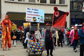 Rosenmontag in Köln mit den Pappnasen Rot-Schwarz | Slawiczek/R-mediabase / R-mediabase | <a href=/confor2/?bld=73485&t=d&pst=73478&aid=20&dc=1030&i1=Slawiczek/R-mediabase%20/%20R-mediabase><strong>Download Bild 73485...</strong></a>  |