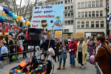 Rosenmontag in Köln mit den Pappnasen Rot-Schwarz | Slawiczek/R-mediabase / R-mediabase | <a href=/confor2/?bld=73493&t=d&pst=73478&aid=20&dc=1033&i1=Slawiczek/R-mediabase%20/%20R-mediabase><strong>Download Bild 73493...</strong></a>  |