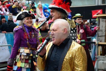 Rosenmontag in Köln mit den Pappnasen Rot-Schwarz | Slawiczek/R-mediabase / R-mediabase | <a href=/confor2/?bld=73490&t=d&pst=73478&aid=20&dc=1034&i1=Slawiczek/R-mediabase%20/%20R-mediabase><strong>Download Bild 73490...</strong></a>  |